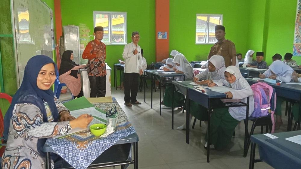 Penghulu KUA Payung Sekaki Monitoring  Ujian Akhir Di MDTA Al-Muhajirin