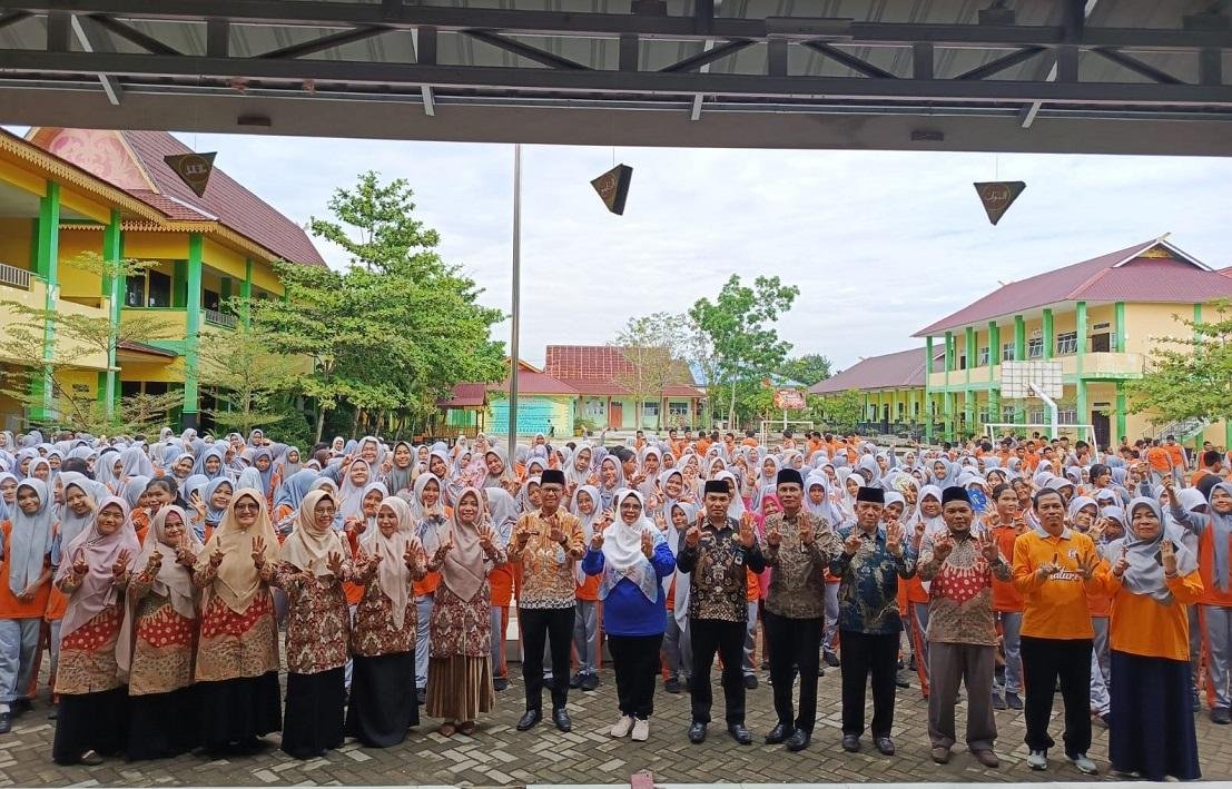 Ka. KUA Bukit Raya Menyapa Siswa.