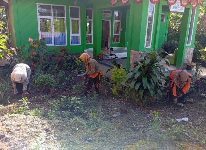 Jumat Bersih: KUA Sindang Kelingi Wujudkan Lingkungan Nyaman dan Asri Lewat Gotong Royong