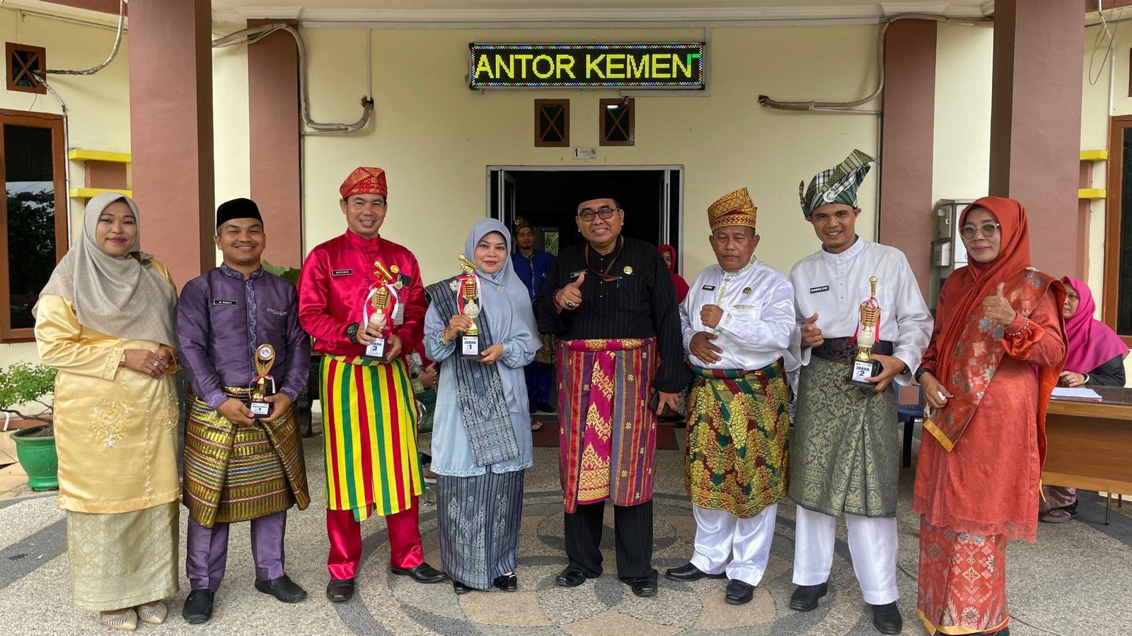 Penghulu Muda KUA Bukit Raya Juara III Lomba Lagu Melayu