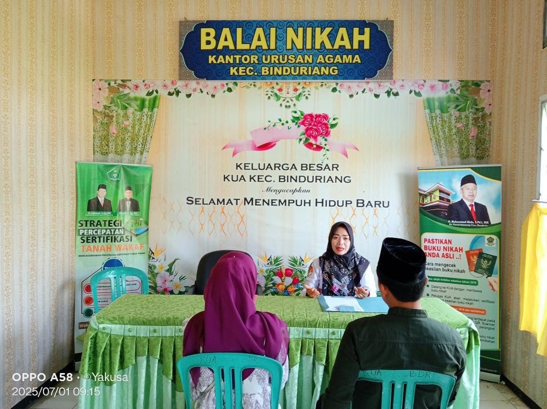 Pemeriksaan Berkas Nikah Calon Pengantin Oleh JFU Adm Kepenghuluan Elidayani di KUA Binduriang
