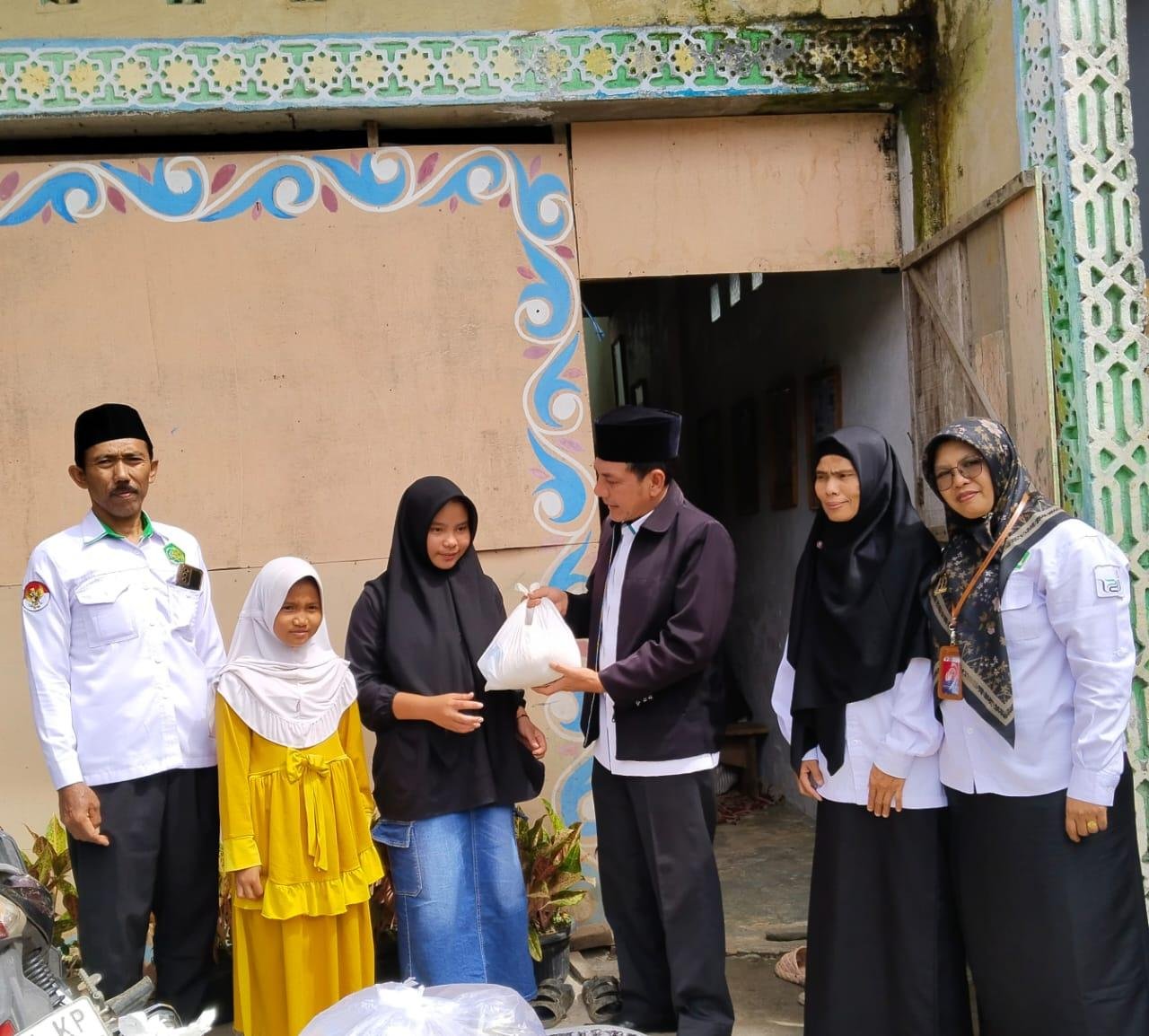KUA Selupu Rejang Tebar Kepedulian, Salurkan Sembako untuk Anak Yatim