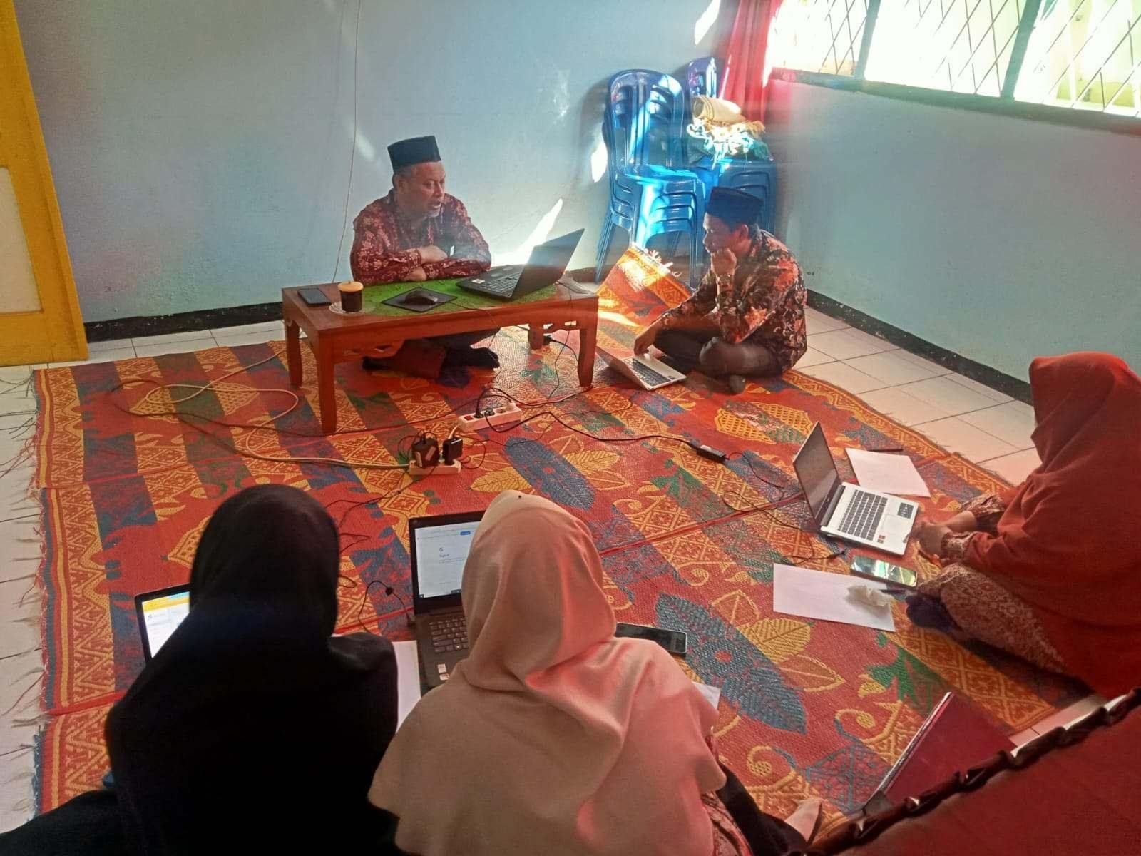 Kepala KUA Curup Selatan Berikan Pembinaan Pengisian e-Kinerja bagi PPPK Baru