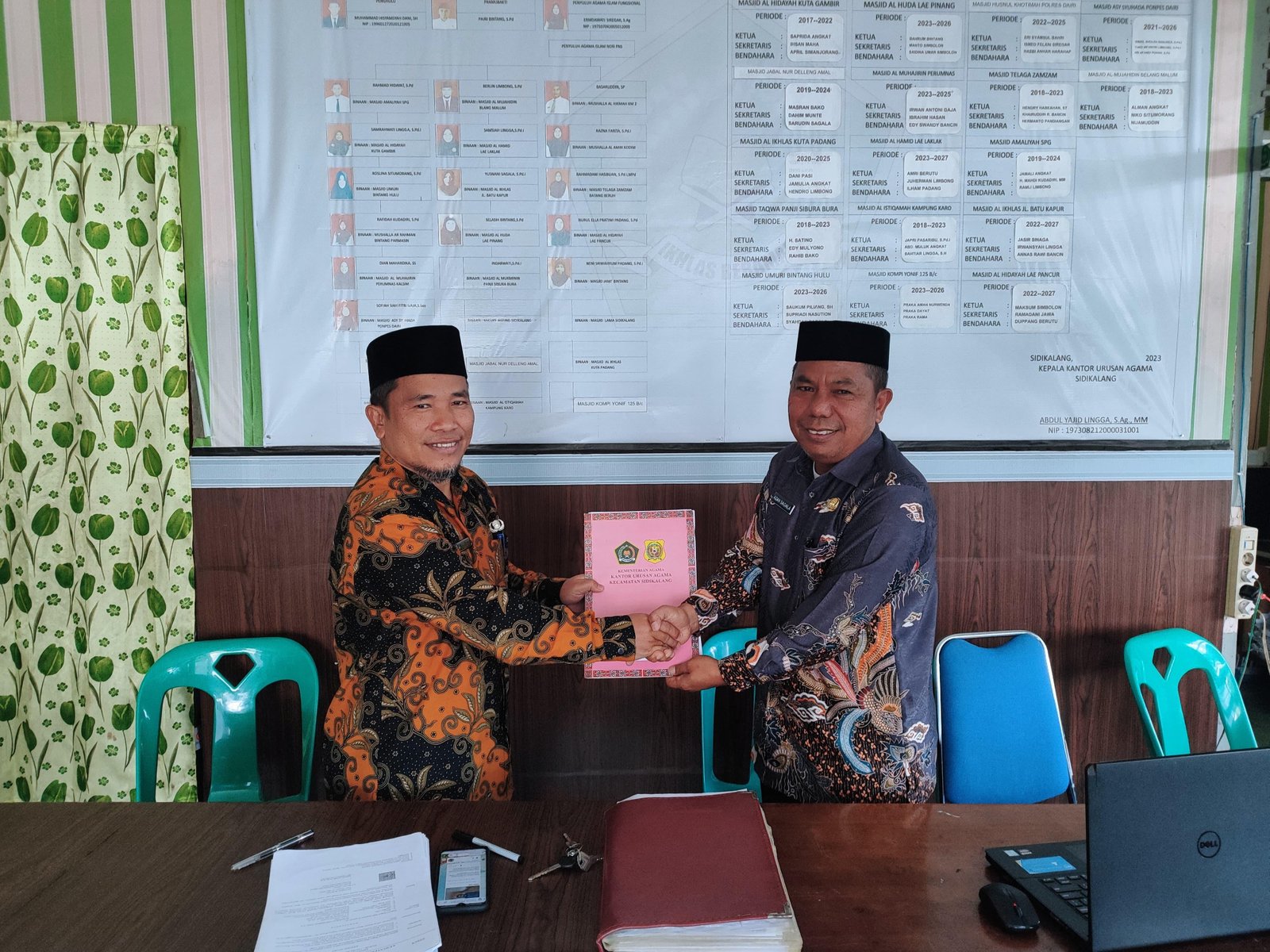 Azan Sagala Serahkan Tongkat Estafet KUA Sidikalang kepada H. Abdul Yajid Lingga Pasca-Haji