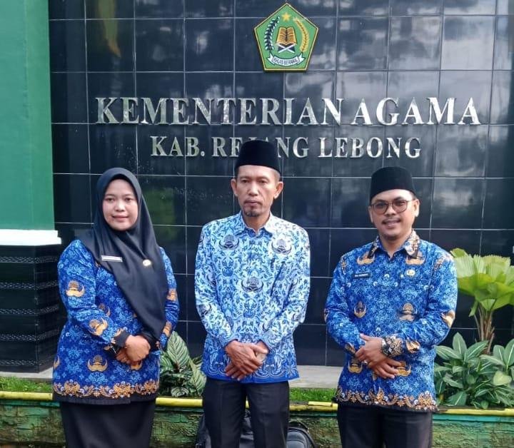 Wujudkan Loyalitas, Dua ASN KUA Curup Timur Jadi Petugas Upacara Bulanan Kemenag Rejang Lebong