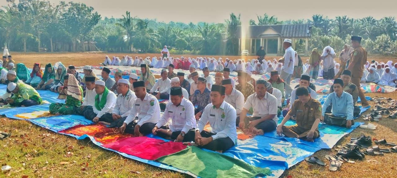 Jajaran KUA Aek Nabara Barumun Ikuti Salat Istisqa' Bersama Lintas Sektoral