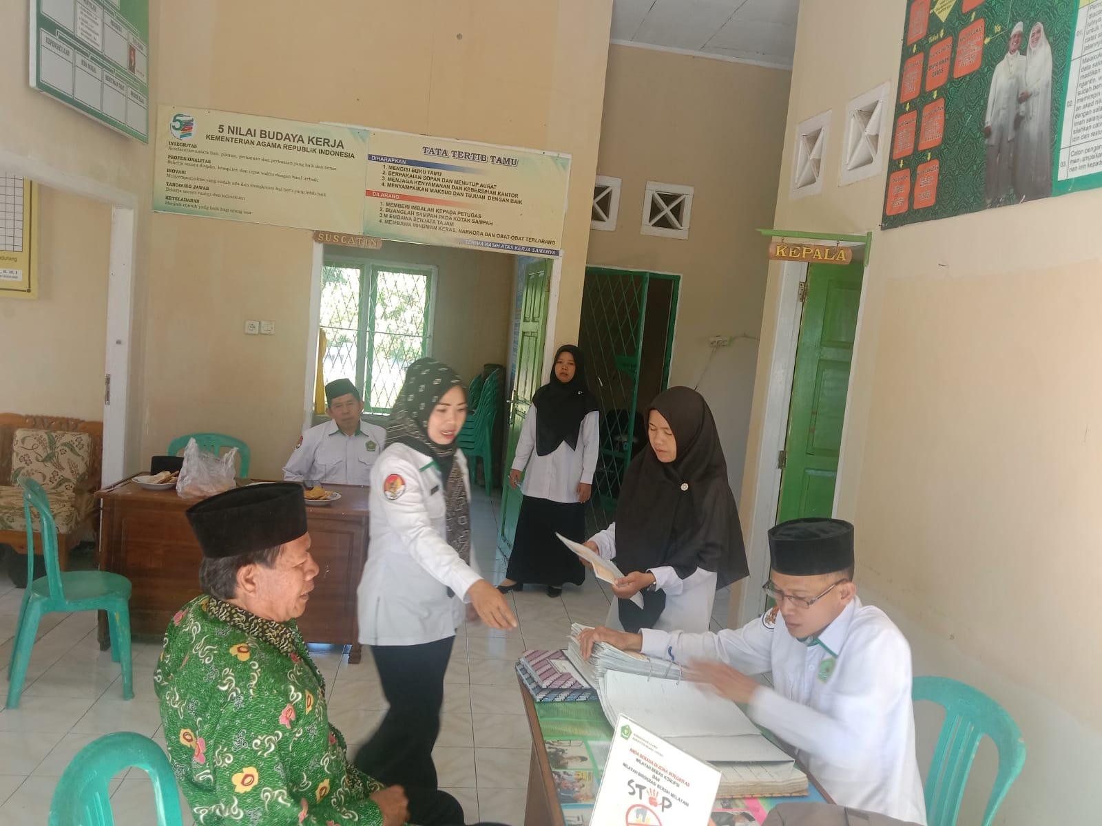 Wujudkan Pelayanan Ramah, Kepala KUA Binduriang Layani Masyarakat dengan Sepenuh Hati