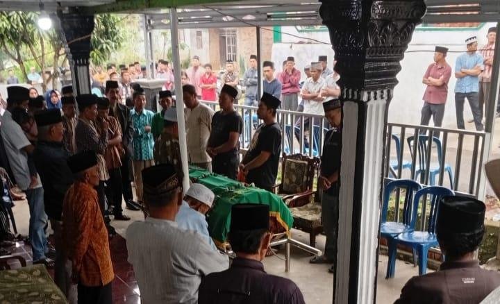 Kepala KUA Sindang Kelingi dan Staf Lakukan Takziah ke Rumah Duka Karyawan yang Berduka