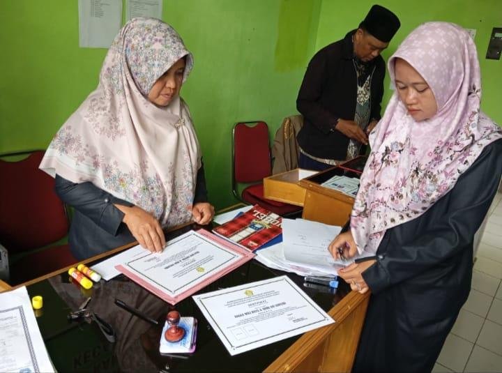 Lima Pasangan Catin Terima Piagam Binwin, KUA Sindang Kelingi Tekankan Pentingnya Pembekalan Pra-Nikah