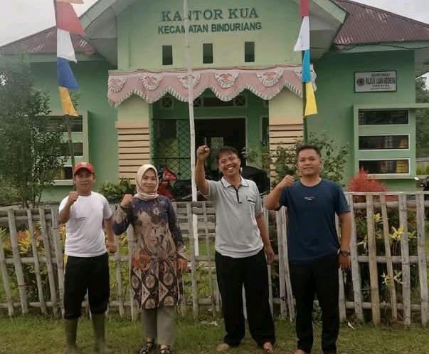 Gotong Royong Pemasangan Bendera Warnai Persiapan HUT RI ke-80 di Lingkungan KUA Binduriang