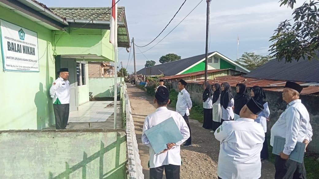 Jajaran KUA Sidikalang Laksanakan Apel Pagi, Kepala KUA Ajak Tingkatkan Profesionalisme dan Siap Sambut HUT RI ke-80