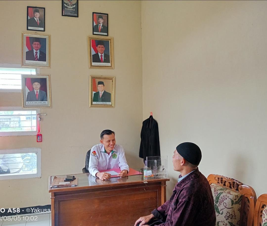 Senyum Ramah dan Layanan Cepat: Kunci Sukses Kepala KUA Bangun Citra KUA Binduriang