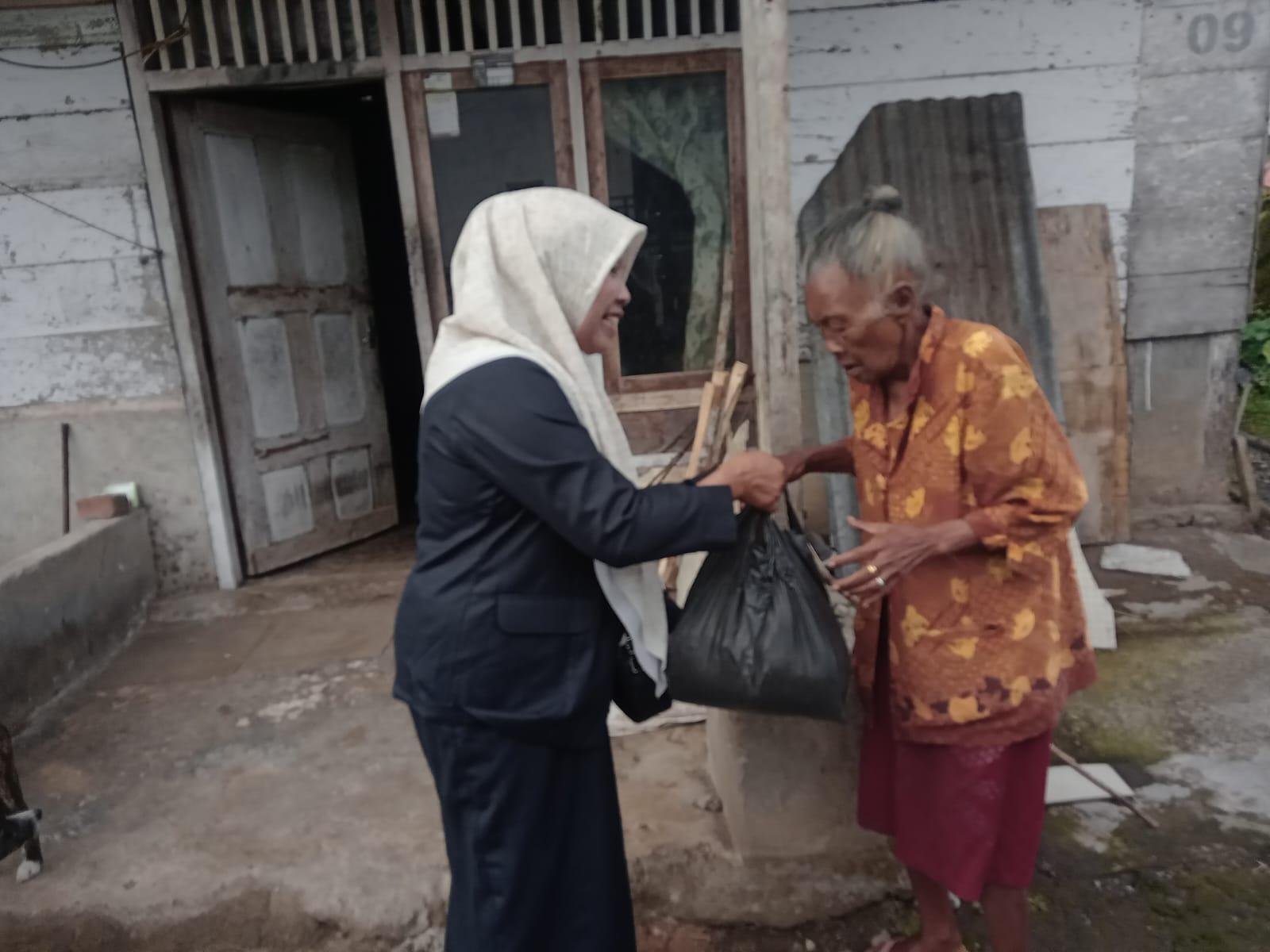 Jumat Berkah: KUA Sindang Kelingi Rutin Bagikan Sembako untuk Warga yang Membutuhkan