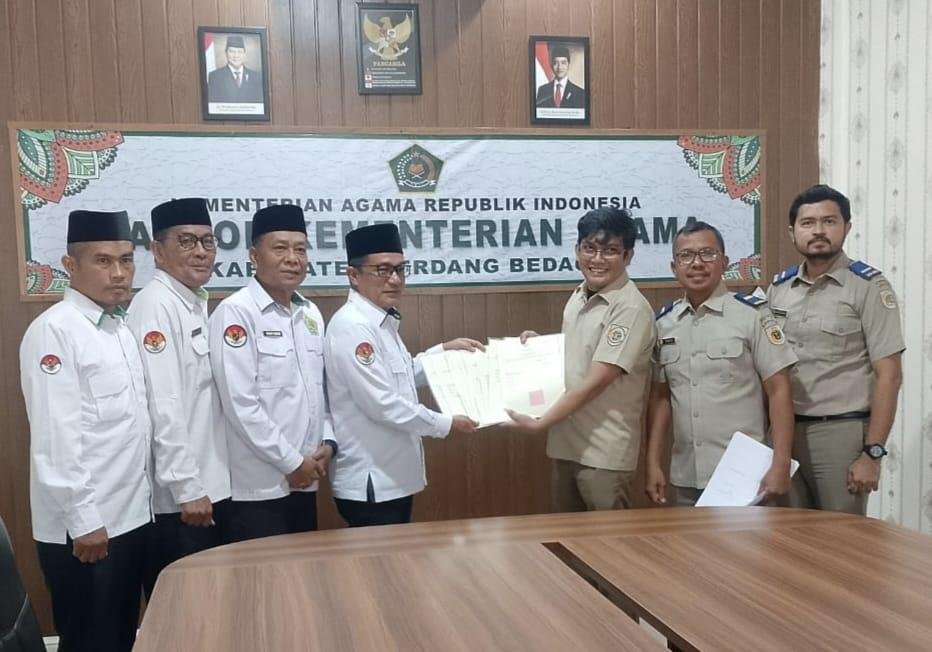 Sukseskan Program JAWARA, KUA Silinda Hadiri Penyerahan Sertifikat Wakaf
