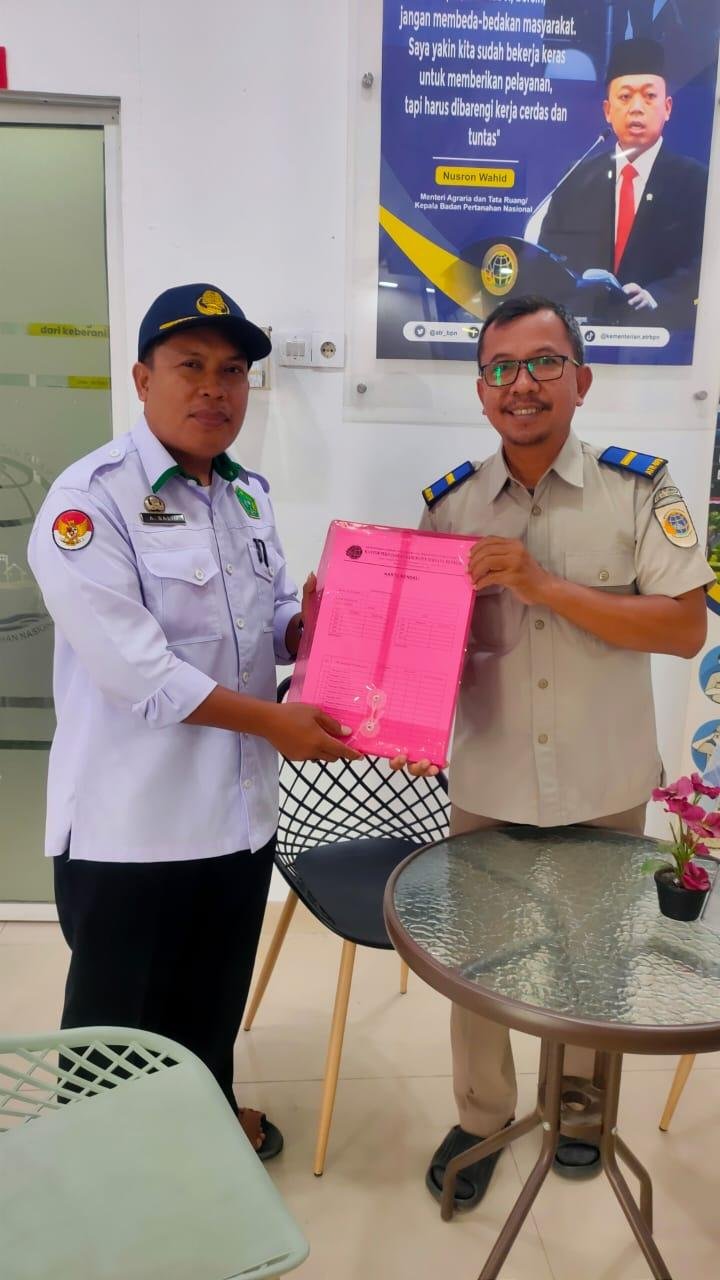 Kepala KUA Teluk Mengkudu Serahkan Usul Sertifikasi Tanah Wakaf Masjid Nurul Iman Kepada BPN Serdang Bedagai