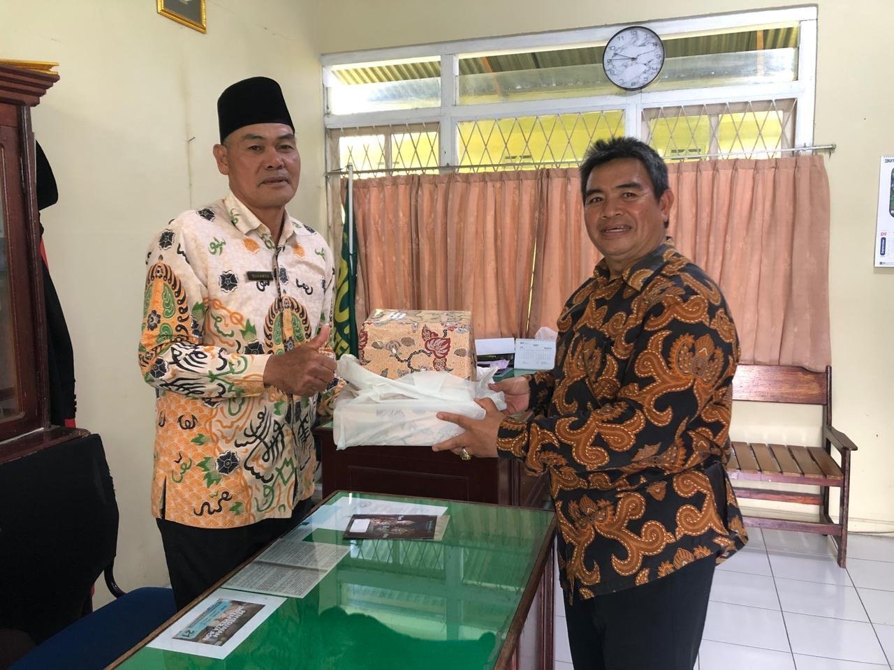 KUA Curup Selatan Serahkan Doorprize ke Kemenag Rejang Lebong, Dukung Lomba HUT RI ke-80