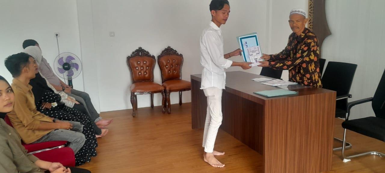 KUA Kecamatan Curup Bagikan Buku Bimbingan Shalat, Bekal Ibadah untuk Calon Pengantin