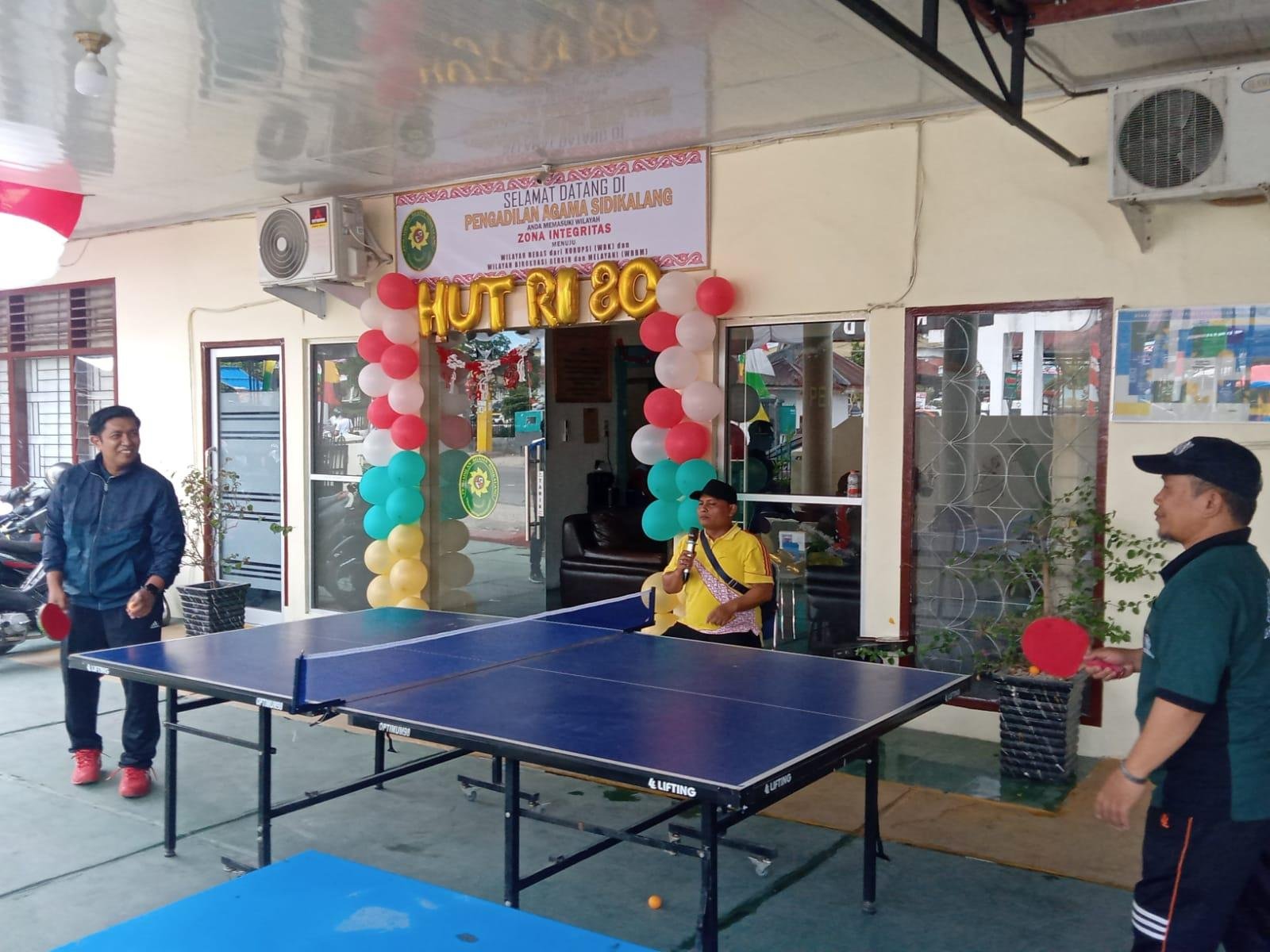 Meriahkan HUT RI ke-80, Kepala KUA Sidikalang Ikut Serta Lomba Tenis Meja di Pengadilan Agama