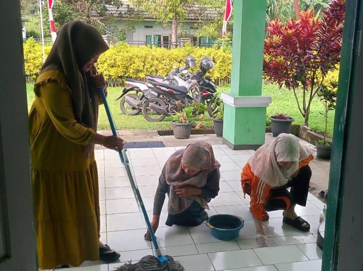 Kompak dan Peduli, KUA Curup Timur Laksanakan Gotong Royong Setiap Jumat