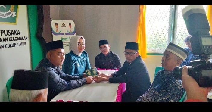 Simbol Resmi Pernikahan, Buku Nikah Diserahkan Kepala KUA Curup Timur