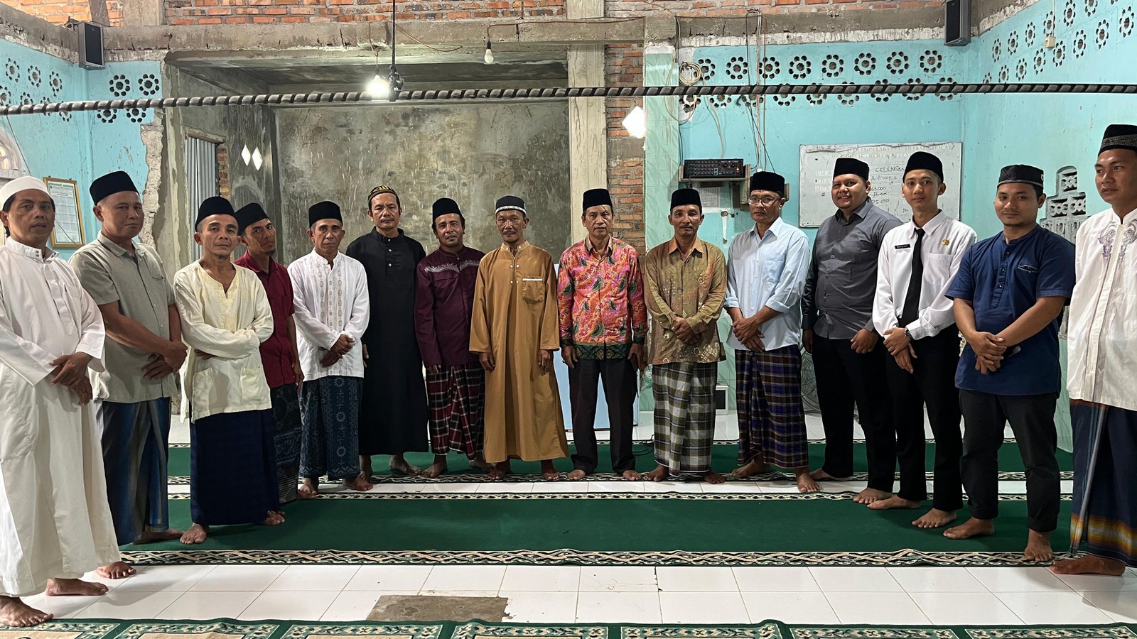 KUA Sawo Gelar Safari Jumat dan Serahkan Bantuan Dana Pembangunan Masjid Jami’ Al-Huda Bulunio Desa Hiliduruwa
