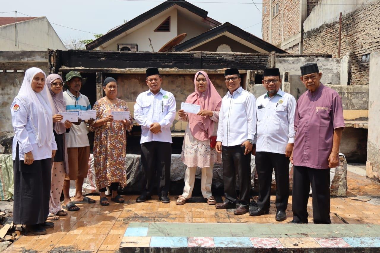 KUA Kisaran Timur dan Kemenag Asahan Salurkan Bantuan Korban Bencana Kebakaran