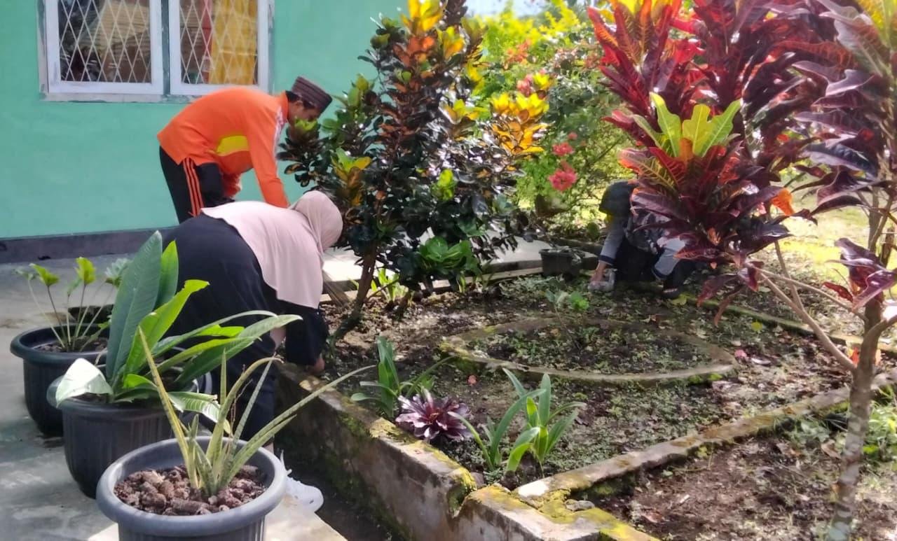 Lingkungan Bersih, Pelayanan Nyaman: KUA Curup Timur Adakan Gotong Royong