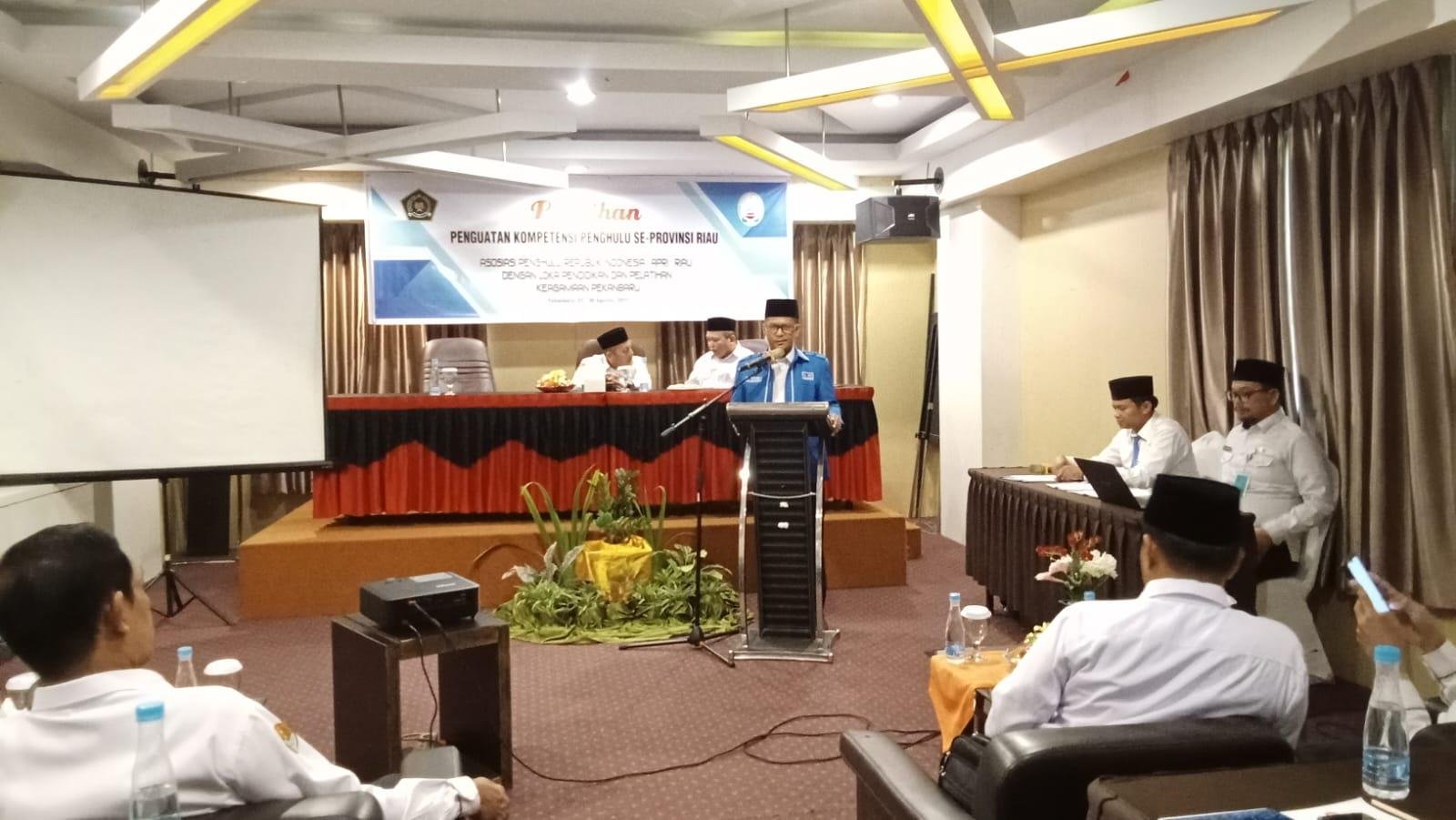 Ketua APRI Riau Sampaikan Sambutan Pada Pelatihan Penguatan Kompetensi Penghulu Se-Riau.