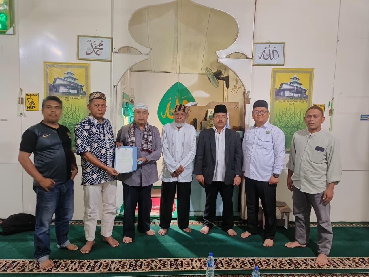Ka KUA Kabanjahe Serahkan AIW Masjid Lama 1902 Kabanjahe