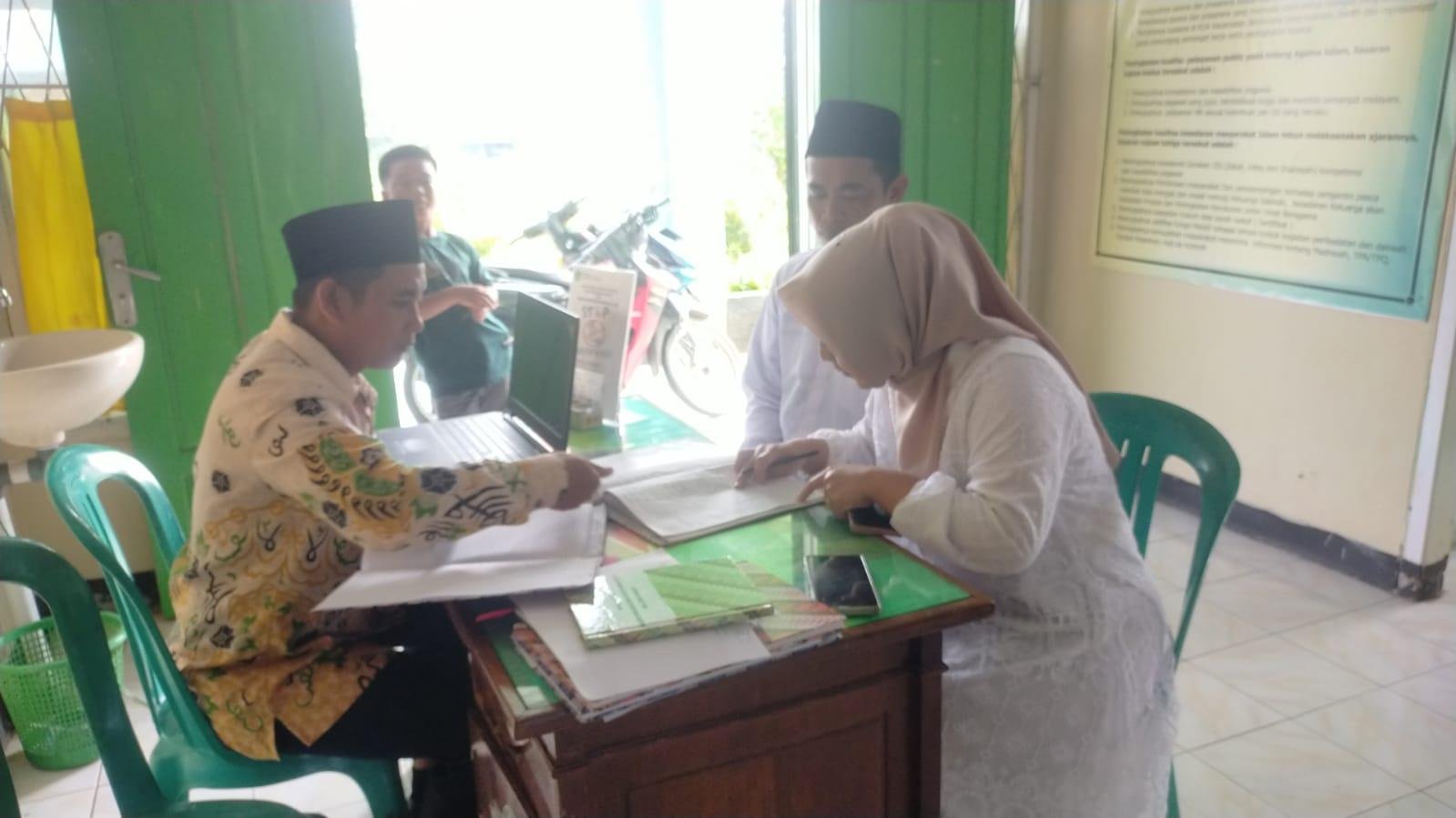 Pelayanan Prima oleh Penata Layanan Operasional KUA Binduriang Disambut Apresiasi Masyarakat