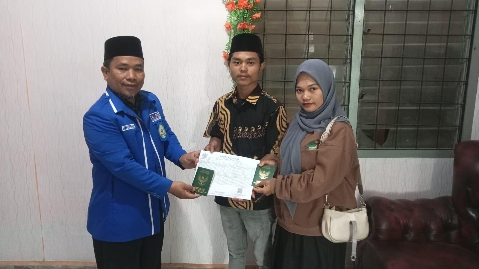 Ka KUA Sidikalang Serahkan Buku Nikah Sebagai Kampanye GAS Nikah