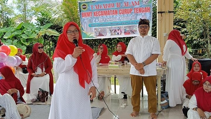 Bakar Semangat Para Jama’ah Tadabbur Alam, Kepala KUA Curup Tengah Berikan Kuis Seputar Kemerdekaan