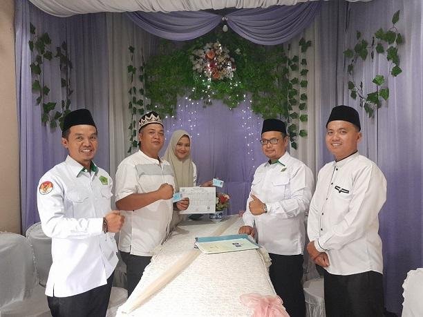 Kepala KUA Curup Tengah Serahkan Simbolis Kartu Keluarga dan KTP kepada Pasangan Pengantin Baru