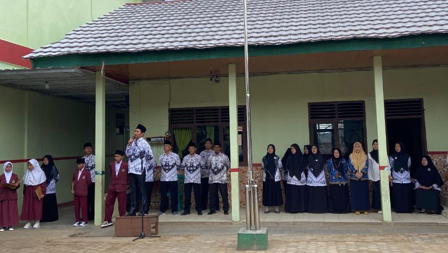 PAIF KUA Pekalongan Ikuti Upacara di Halaman MIN 1 Lampung Timur
