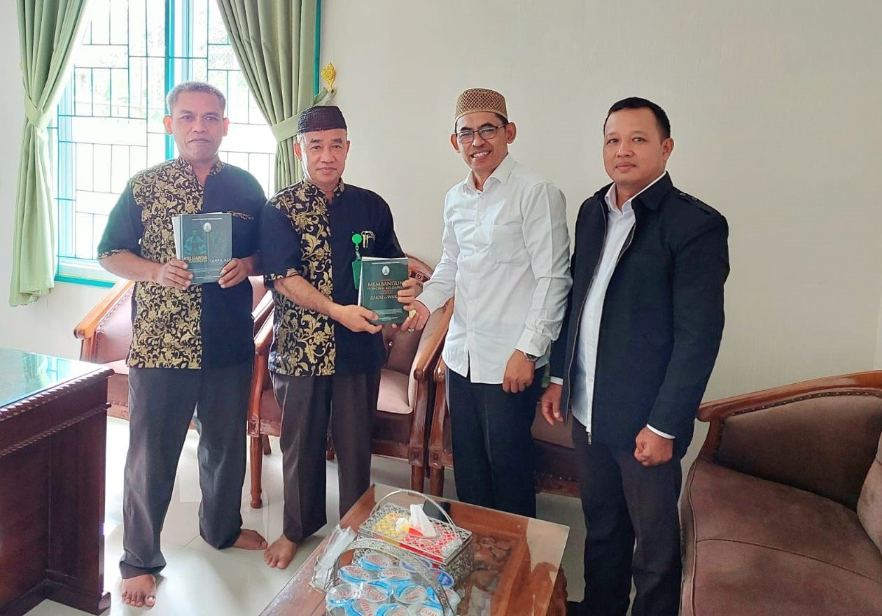 Kepala KUA Sekampung Terima Buku Karya Penghulu: Dorong Khazanah Ilmu dan Inspirasi