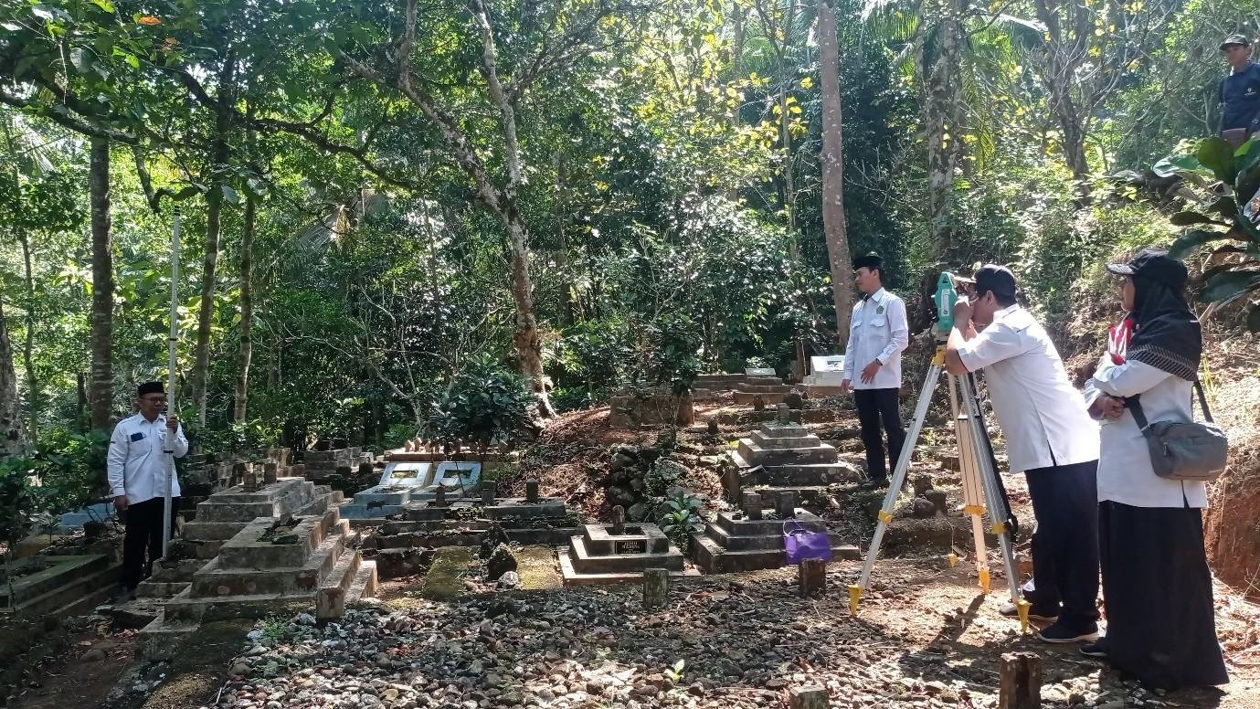 Layanan On Site Makam, KUA Susukan Lakukan Pengukuran Arah Kiblat Makam di Desa Pakikiran