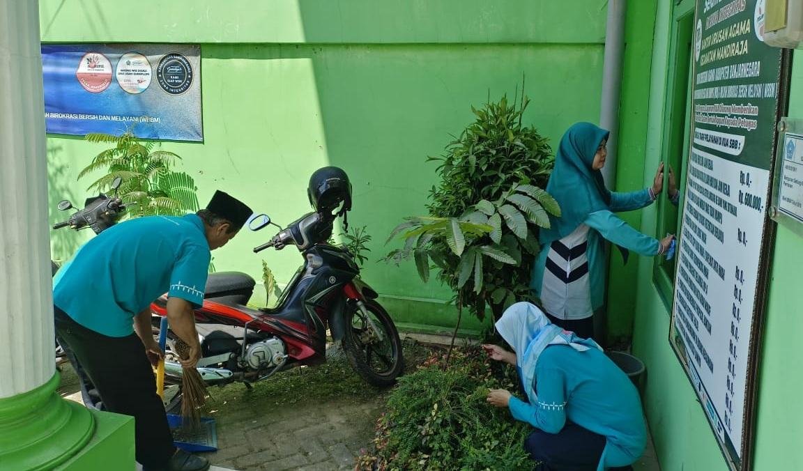 KUA Mandiraja Gelar Jumat Bersih, Wujud Nyata Budaya Kerja Sehat dan Islami