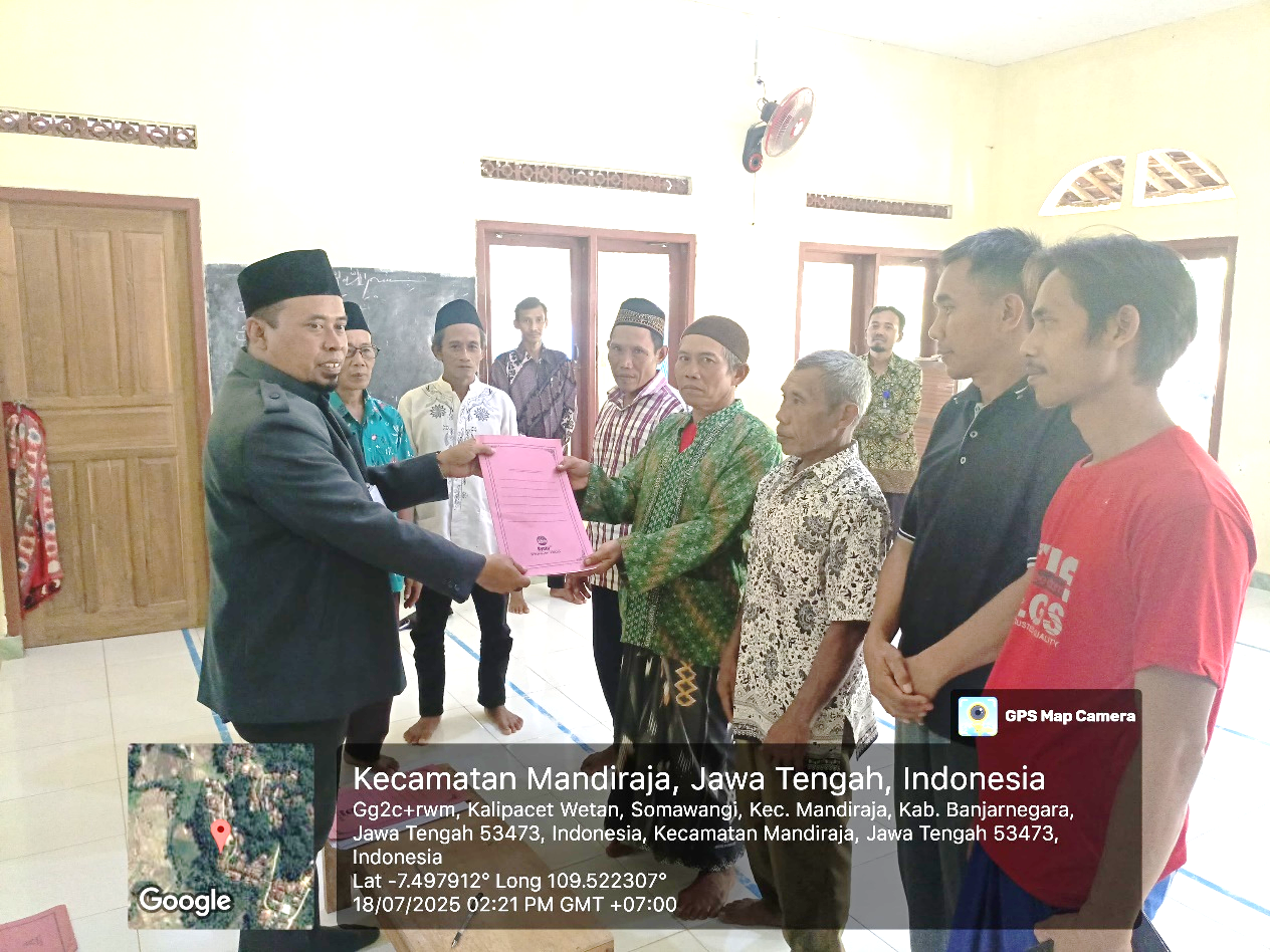 Tumbuhkan Semangat Berwakaf, Kepala KUA Mandiraja Pimpin Ikrar Wakaf Masjid As-Syakirin dan Nurul Muttaqin di Dusun Kalipacet