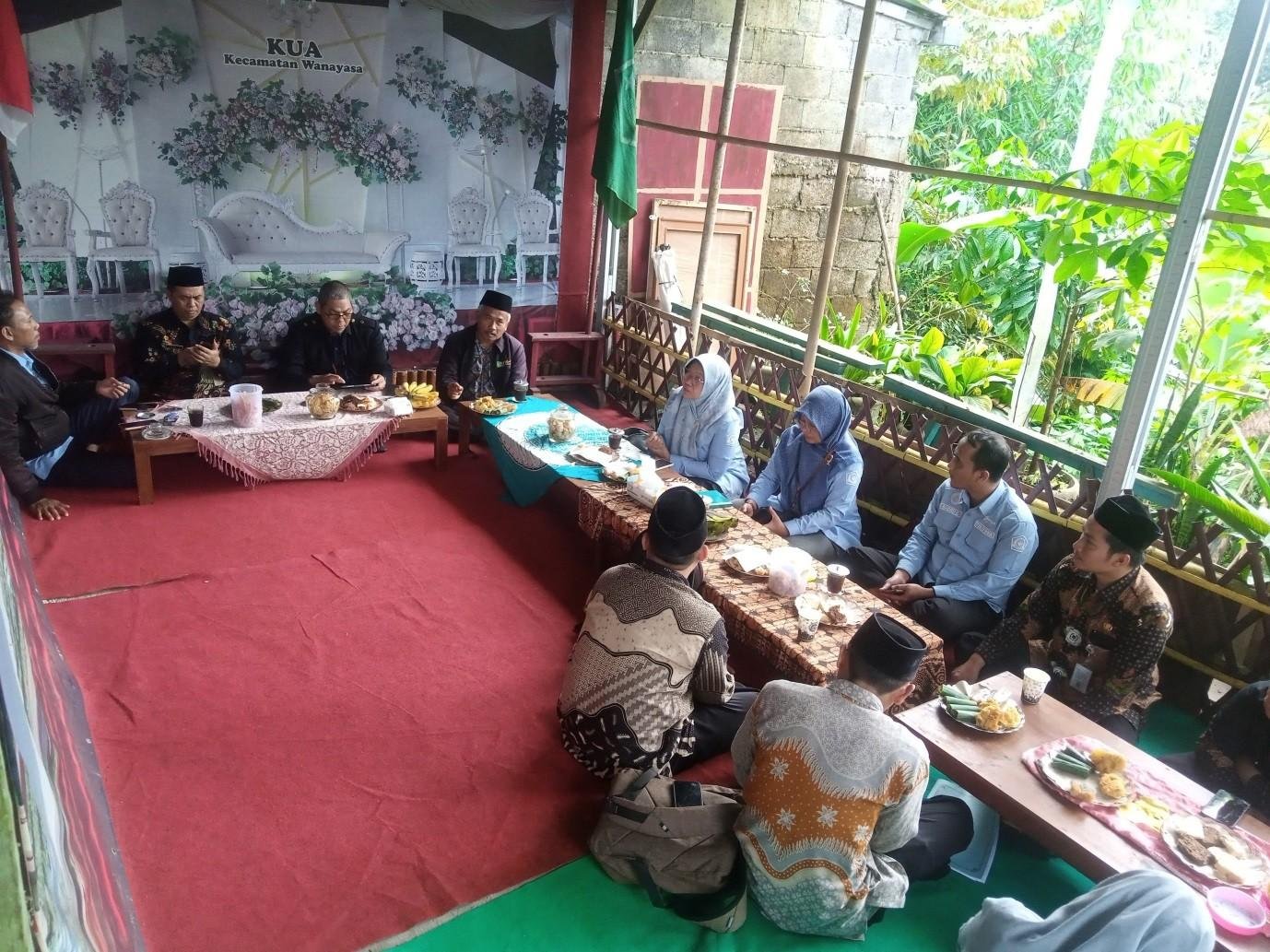 Kepala KUA Kec. Wanayasa menyambut Team MONITORING DAN EVALUASI MAJELIS TAKLIM.
